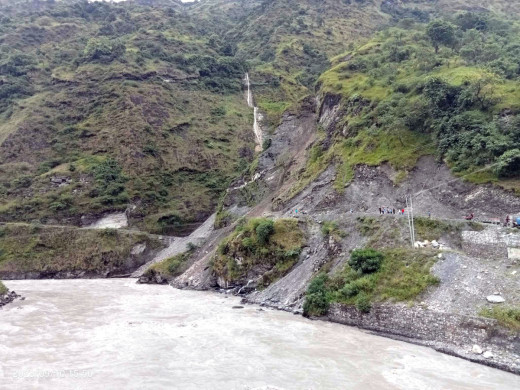 सुक्खा पहिरोका कारण दुई दिनदेखि अवरुद्ध बेनी–दरबाङ सडक अझै खुलेन